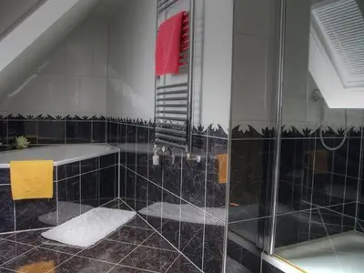 Bad mit Dusche und Badewanne