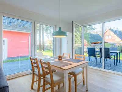 Ferienwohnung Merlin Nest Röbel/Müritz Essbereich mit Terrassenzugang