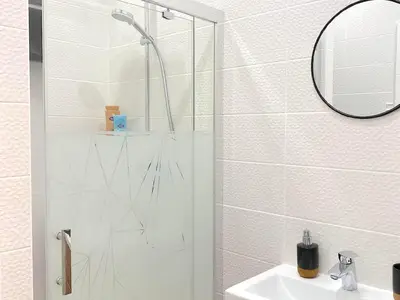Bad/Dusche. Badezimmer mit großer Dusche