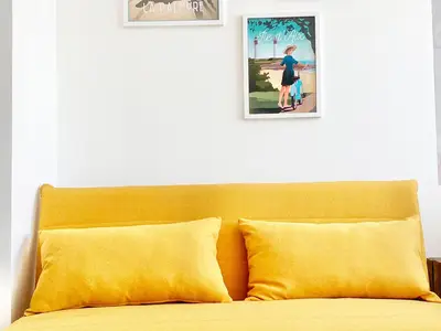 Wohnbereich. Schlafsofa mit Matratze mit Formgedächtnis