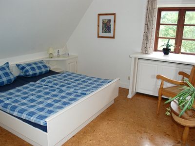 Schlafzimmer mit Doppelbett