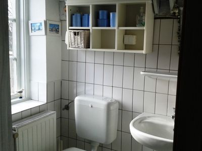 Helles Badezimmer mit Dusche