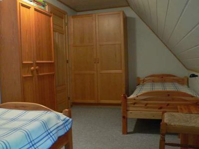 Schlafzimmer mit großen Schränken