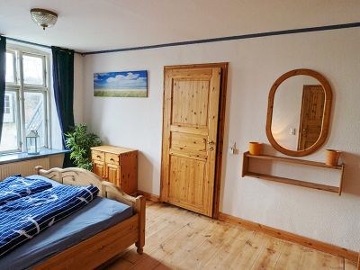 Das Schlafzimmer bietet viel Platz und schöne Details