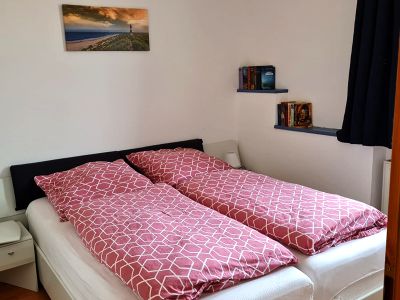 Doppelbett (ohne Fußteil) im separaten Schlafzimmer.