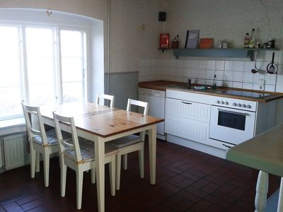 Komplett eingerichtete Küche mit Sitzecke
