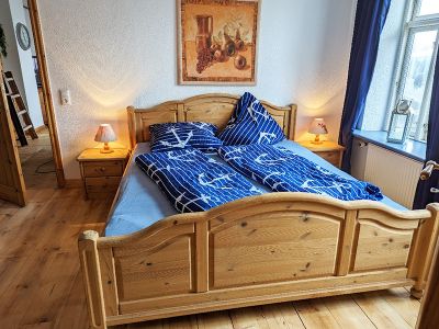 Das Schlafzimmer mit Doppelbett bietet höchsten Schlafkomfort