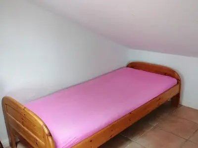 ein weiteres Einzelbett im kombinierten Wohn-/Schlafraum