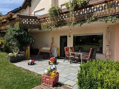 Terraasse mit Spielsachen, Sandkasten, Liegestühle, 4 Gartenstühle mit gr. Tisch, Feuerschale, Gartengrill