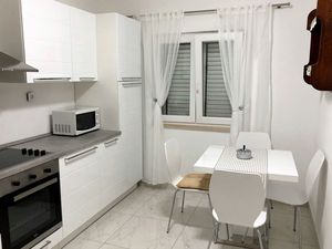 18510324-Ferienwohnung-4-Rogač-300x225-1