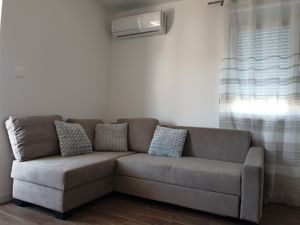 23946355-Ferienwohnung-4-Rogoznica-300x225-3