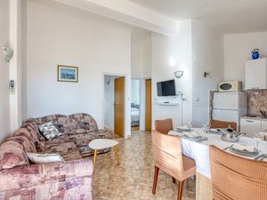 18322898-Ferienwohnung-4-Rogoznica-300x225-1