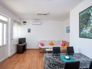 23661147-Ferienwohnung-4-Rogoznica-300x225-3