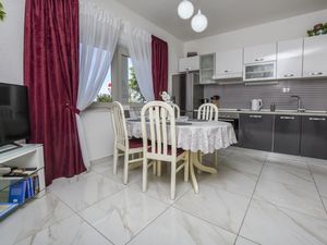 23943668-Ferienwohnung-5-Rogoznica-300x225-5