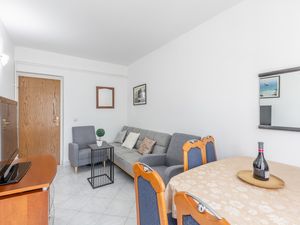 18511466-Ferienwohnung-5-Rogoznica-300x225-3