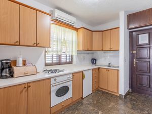 18511466-Ferienwohnung-5-Rogoznica-300x225-5