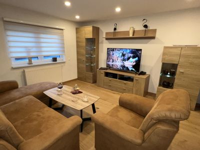 Wohnzimmer mit 50" Farb-TV