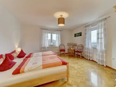 Schlafzimmer mit Doppelbett