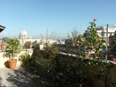 Terrasse. Panoramaterrasse mit Blick auf Kuppel des Petersdoms