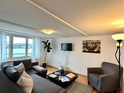 Wohnzimmer mit Sicht auf den Romanshorner Hafen