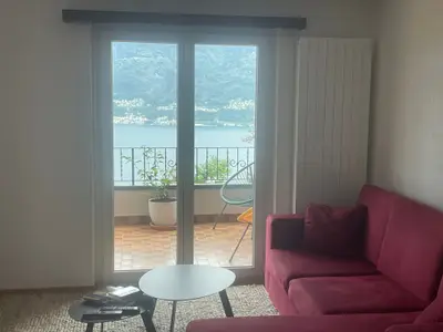 Wohnzimmer mit Ausgang zur Terrasse