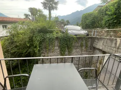 Kleine Terrasse beim Eingang mit Abendsonne