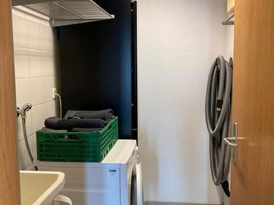 Abstellraum mit eigener Waschmaschine und Staubsauger, kleiner Stewi inklusive