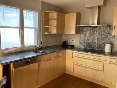Küche mit Geschirrspüler, Kaffeemaschine, Backofen/Steamer, Kühlschrank mit Gefrierfach