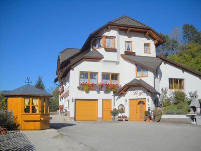 Eingang Haus Löger mit Pavillion und Grillplatz