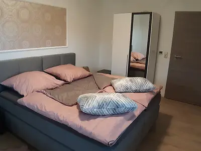 1. Schlafzimmer mit 2 Einzel-/Doppelbetten
