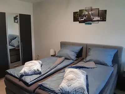 2. Schlafzimmer mit Doppel-/Einzelbetten