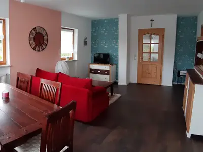 Wohn-/Essbereich mit Schlafsofa