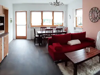 Wohn-/Essbereich mit Schlafsofa