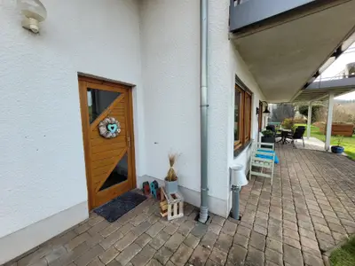 Haustür und Terrasse