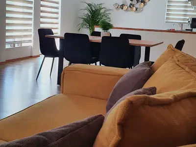 Couch mit Esstisch