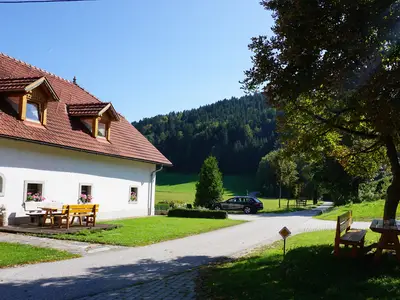Hoffoto mit Sitzgelegenheit