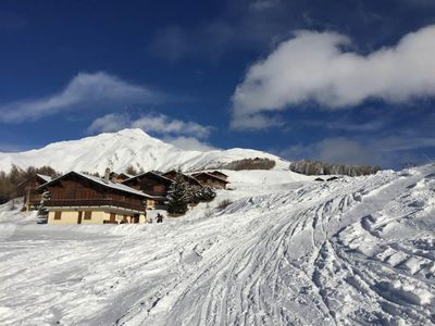 Blick auf die Pist neben dem Chalet