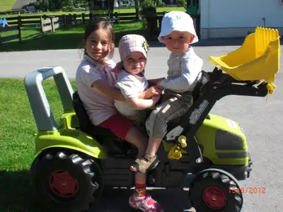 kinder mit Spieltraktor