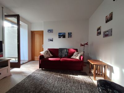 Wohnzimmer mit komfortablem Schlafsofa (Liegefläche 160 x 200 cm)