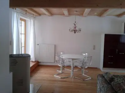 Esstisch mit Zugang zur Terrasse