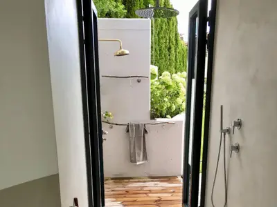 Innen- und Aussendusche