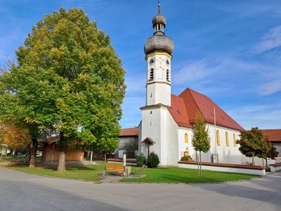 Die Kirche St. Michael am Dorfplatz von Rottau (nachts kein Glockenschlag!)