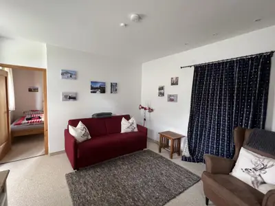 Wohnzimmer mit komfortablem Schlafsofa (Liegefläche 160 x 200 cm)