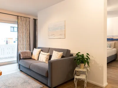 Ferienwohnung Sonnenseite - Wohnbereich mit Blick ins Schlafzimmer