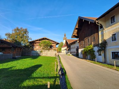 Blick vom Haus in Richtung des Dorfzentrums von Rottau