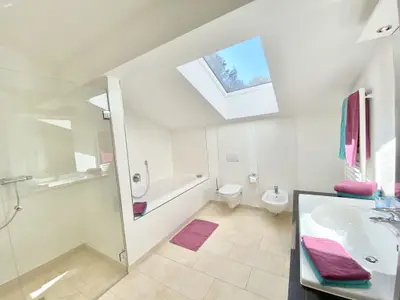 Bad mit Wanne-Dusche