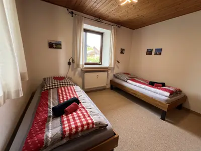 Schlafzimmer mit zwei Einzelbetten (Breite jeweils 100 cm)