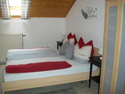 Schlafzimmer mit 2 B