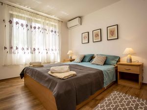 23781429-Ferienwohnung-2-Rovinj-300x225-2