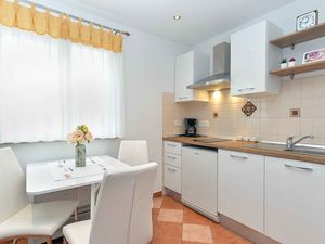 23917635-Ferienwohnung-3-Rovinj-300x225-4